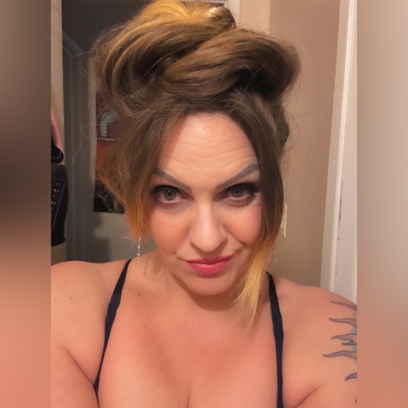 Meet your Posher, Danielle - Picture 2 of 16